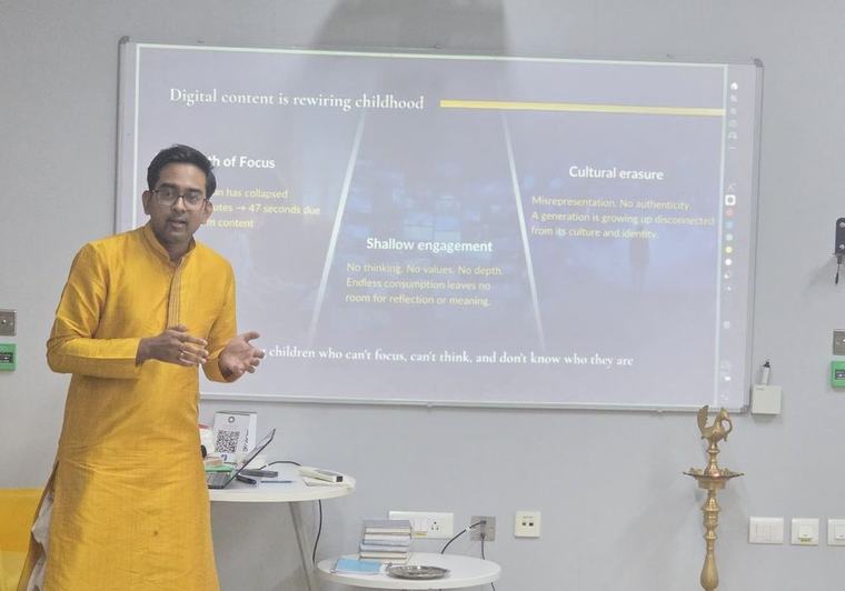 A Vṛtam speaker presenting on digital content and childhood at the Aucitya session in Bengaluru